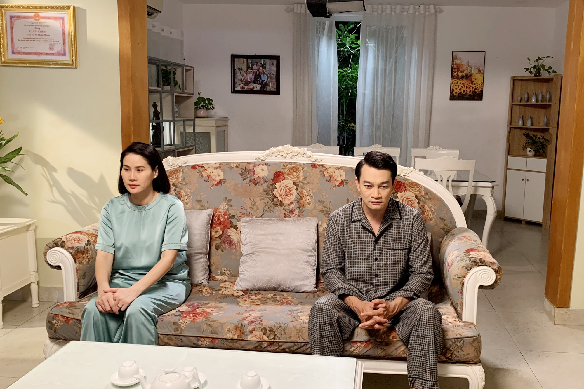 Trương Minh Quốc Thái thân mật với nữ diễn viên trẻ trong phim mới
