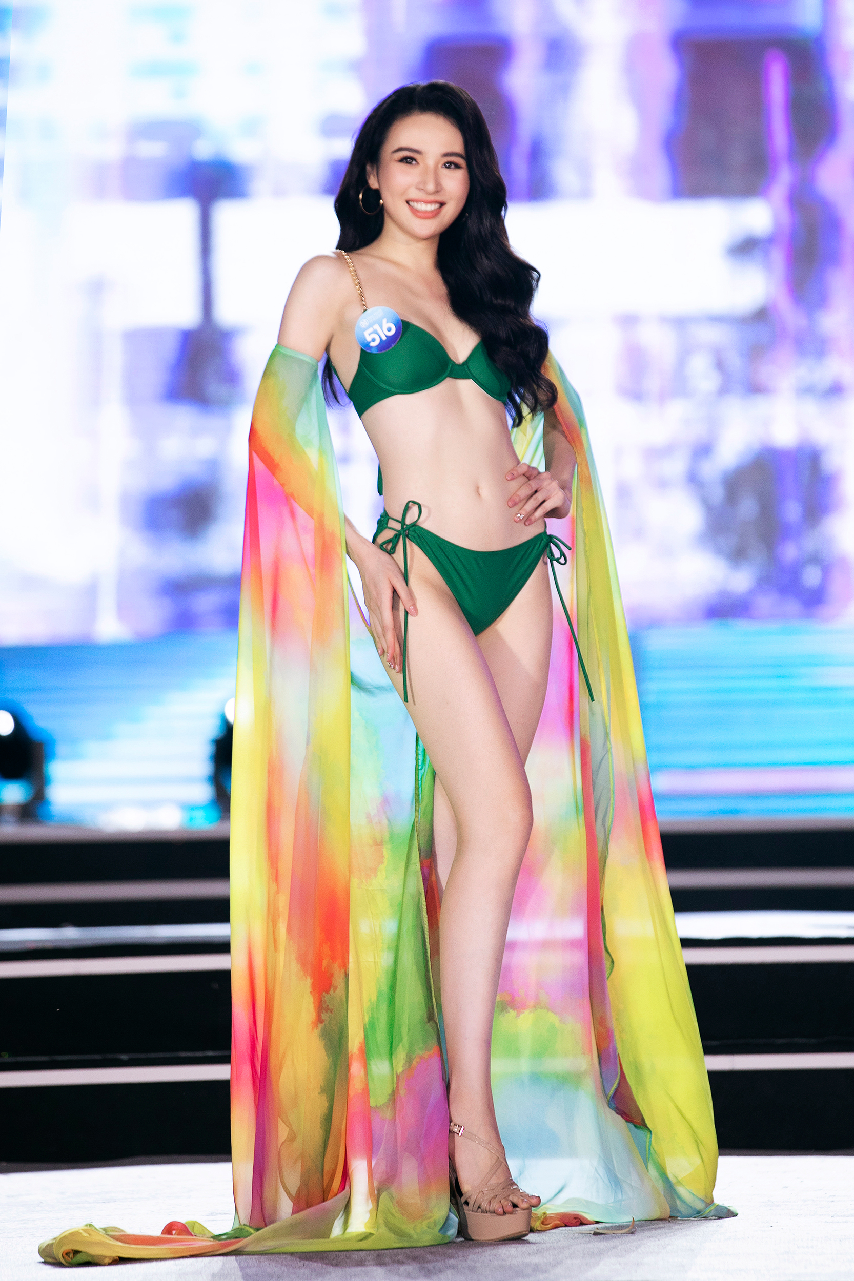 Nam Em và top 20 Miss World Vietnam trình diễn bikini \'bốc lửa\'