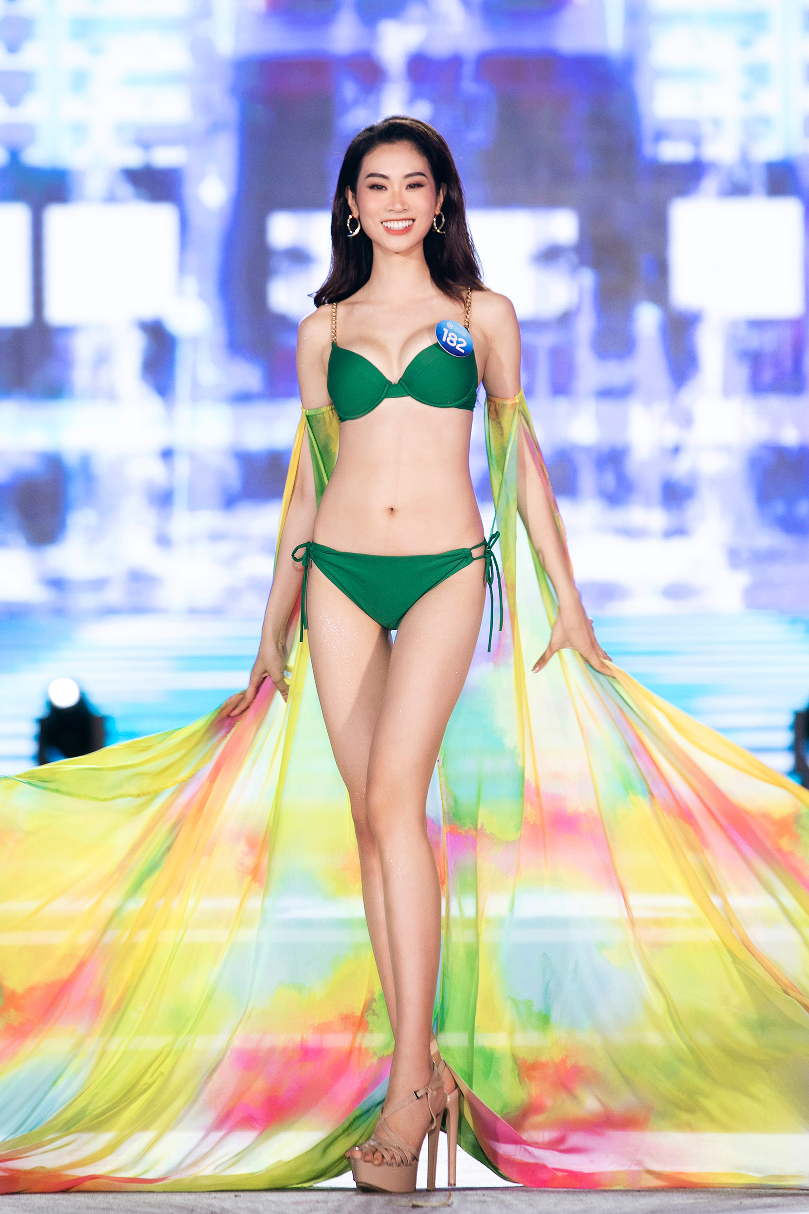 Nam Em và top 20 Miss World Vietnam trình diễn bikini \'bốc lửa\'