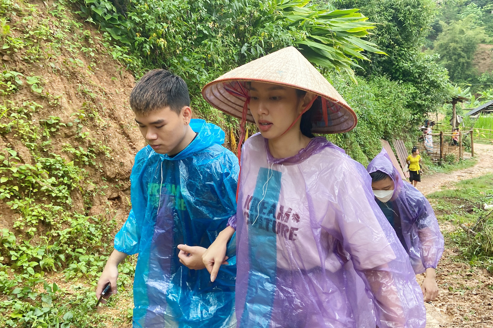 Hoa hậu Thùy Tiên làm từ thiện ở vùng cao