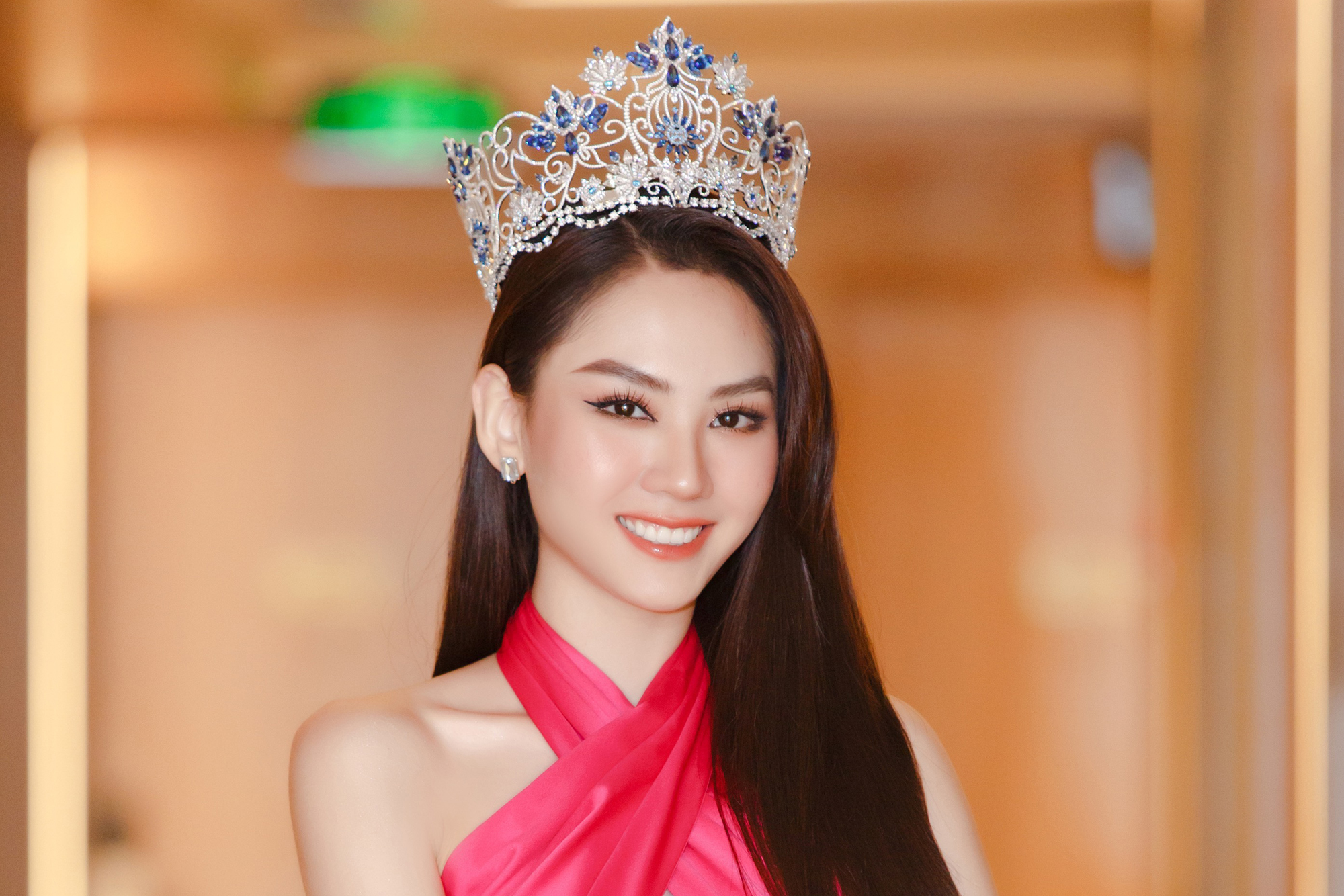 Hoa hậu Mai Phương bán đấu giá vương miện