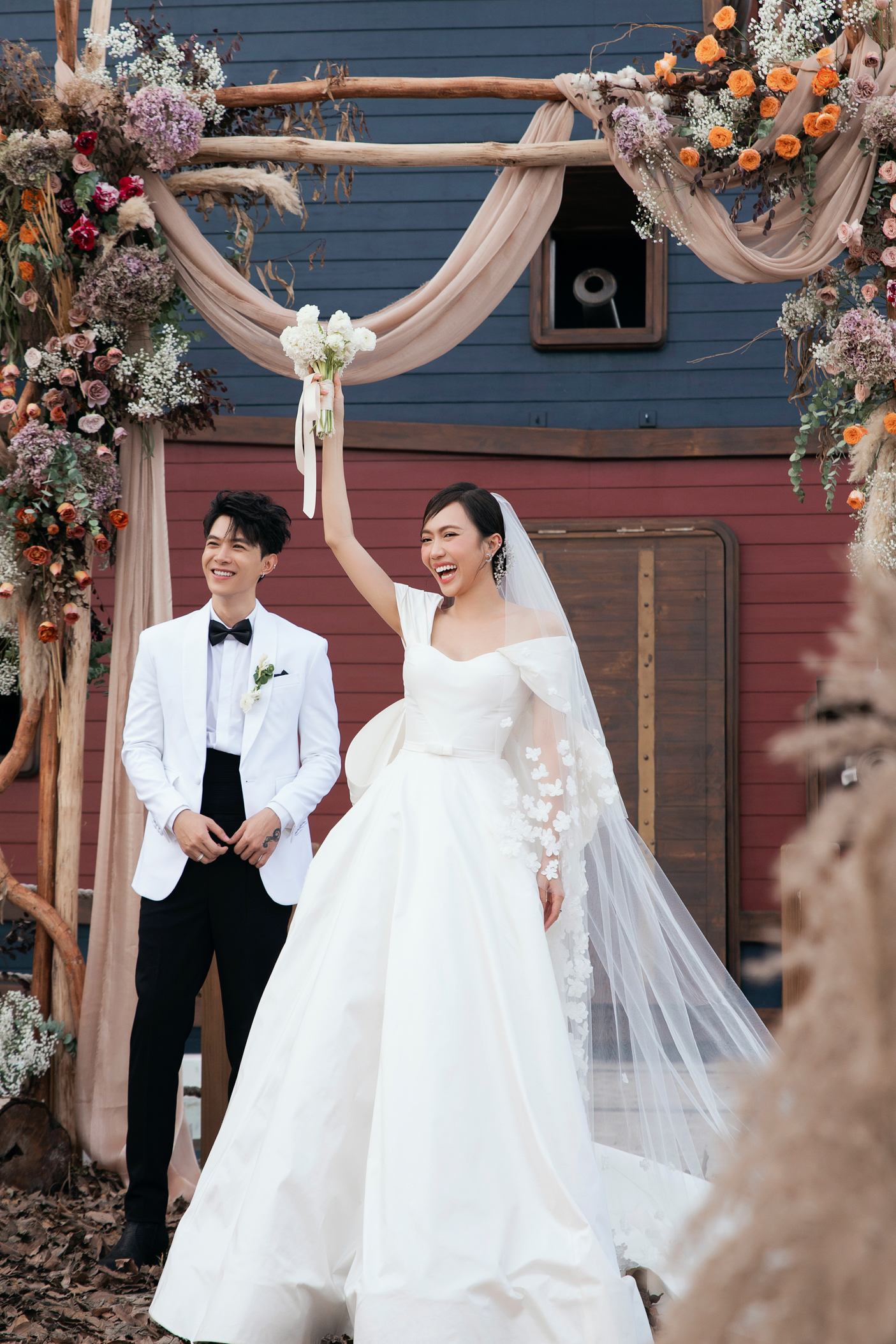 Đám cưới Anh Tú Diệu Nhi là một trong những sự kiện được mong đợi nhất trong giới showbiz Việt. Cùng chiêm ngưỡng bức hình đầu tiên của cặp đôi trong ngày hạnh phúc, để được chứng kiến tình yêu và sự trân trọng giữa họ!
