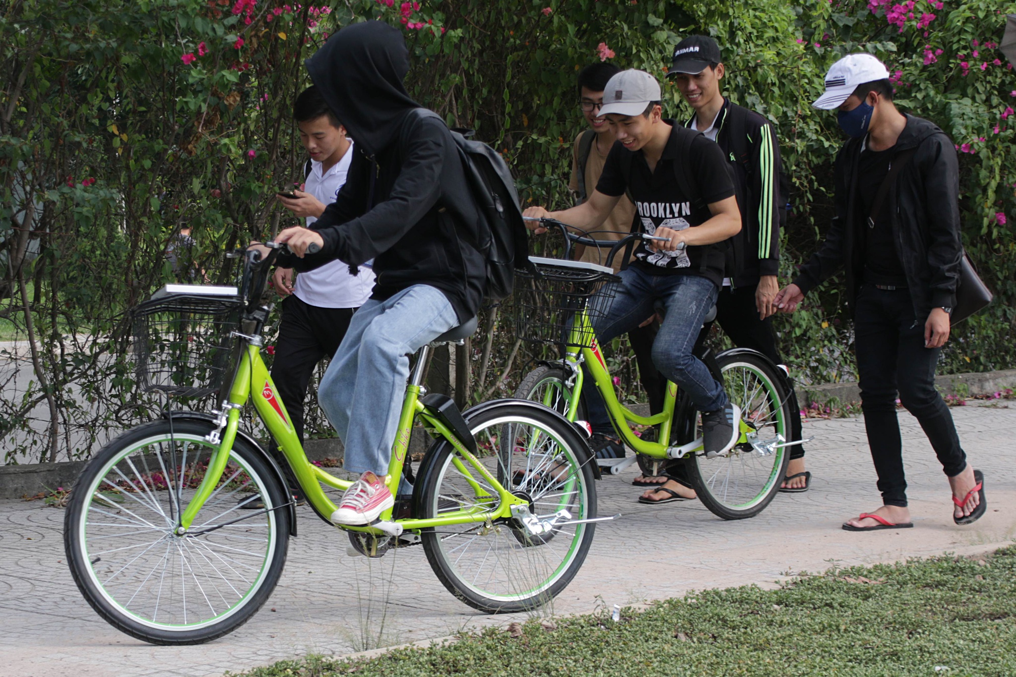 Dạy học sinh đi xe đạp an toàn