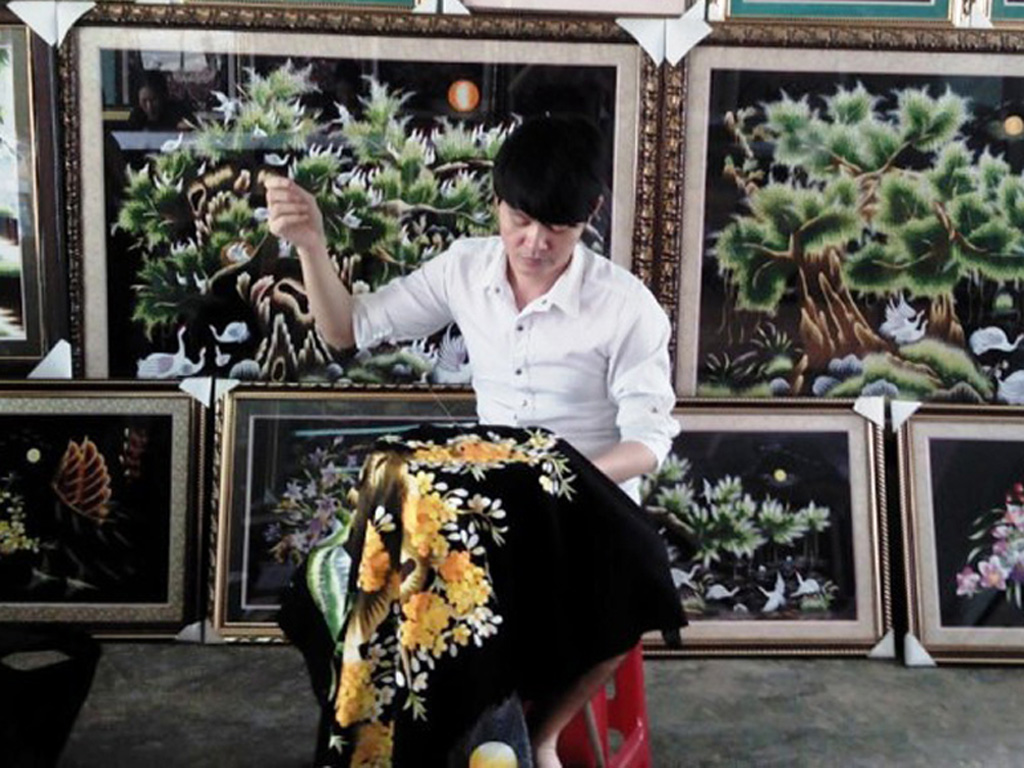 Tùng thể hiện kỹ thuật thêu của mình