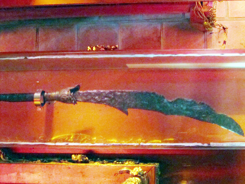 Thanh long đao của vua Mạc Đăng Dung thờ trong hậu đường nhà Thái miếu - Ảnh: BQL khu tưởng niệm Vương triều Mạc cung cấp
