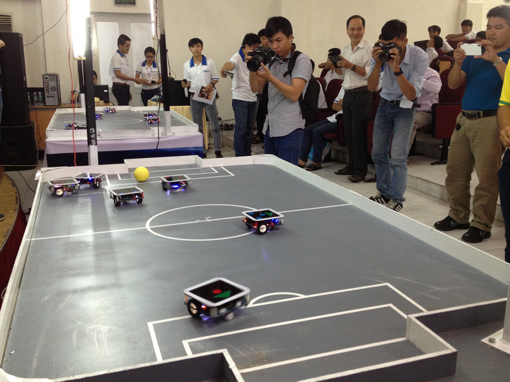 Các đội điều kiển robot đá bóng thi đấu - Ảnh: Lê Thanh