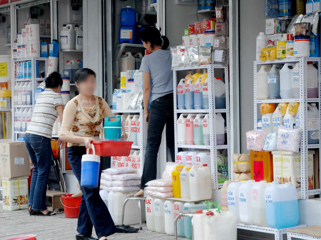 Buôn bán hóa chất ở khu vực chợ Kim Biên - Ảnh: Diệp Đức Minh