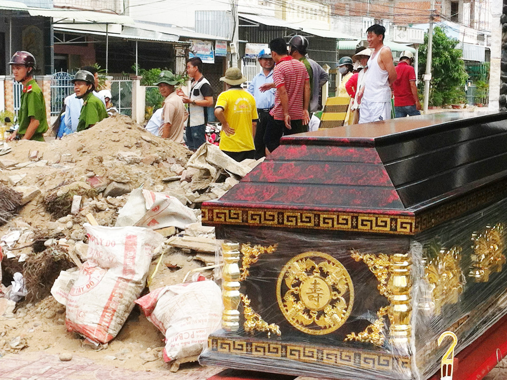 Vợ chồng cùng mang quan tài và dao đi tranh chấp đất