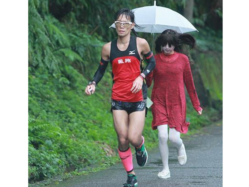 Ma nữ' cổ động đua marathon