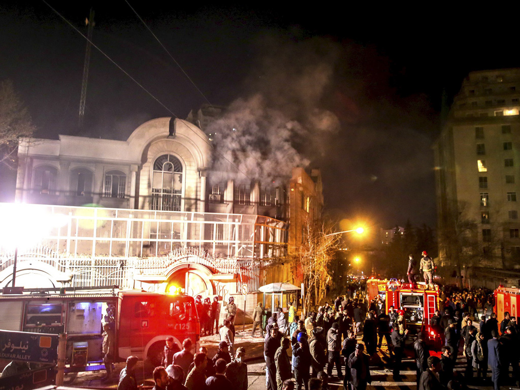 Lửa khói bốc lên từ bên trong Đại sứ quán Ả Rập Xê Út ở Tehran - Ảnh: AFP