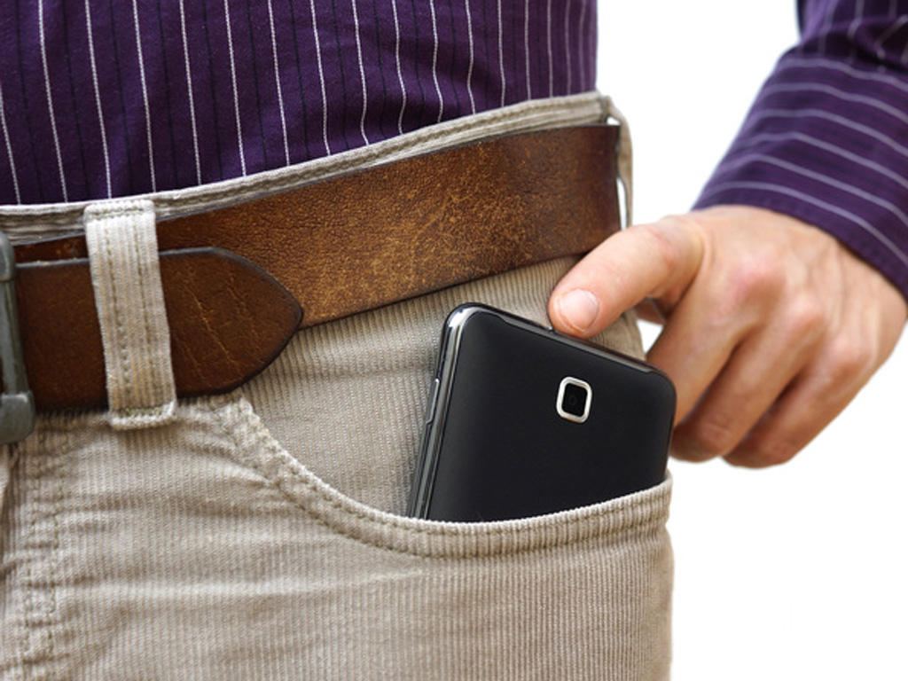 Có nên để điện thoại trong túi quần?