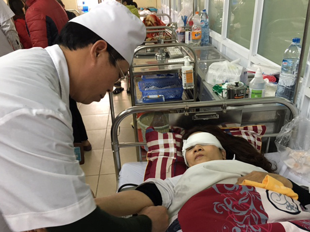 Bà Trần Thị Thu Hiền đang được cấp cứu tại bệnh viện - Ảnh: Hoàng Anh