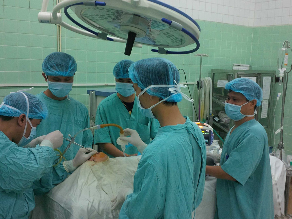 Các y, bác sĩ khoa Tai Mũi Họng - Bệnh viện TƯ Huế tiến hành ca nội soi - Ảnh: Bệnh viện cung cấp
