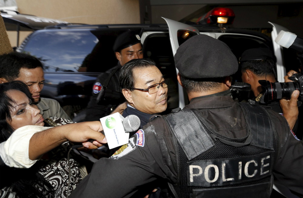 Ông Hong Sok Hour lúc bị bắt hồi giữa tháng 8.2015 - Ảnh: Reuters