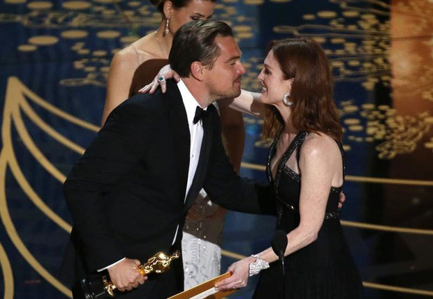 Nữ diễn viên Jullian Moore trao tượng vàng cho Leonardo DiCaprio - Ảnh: Reuters