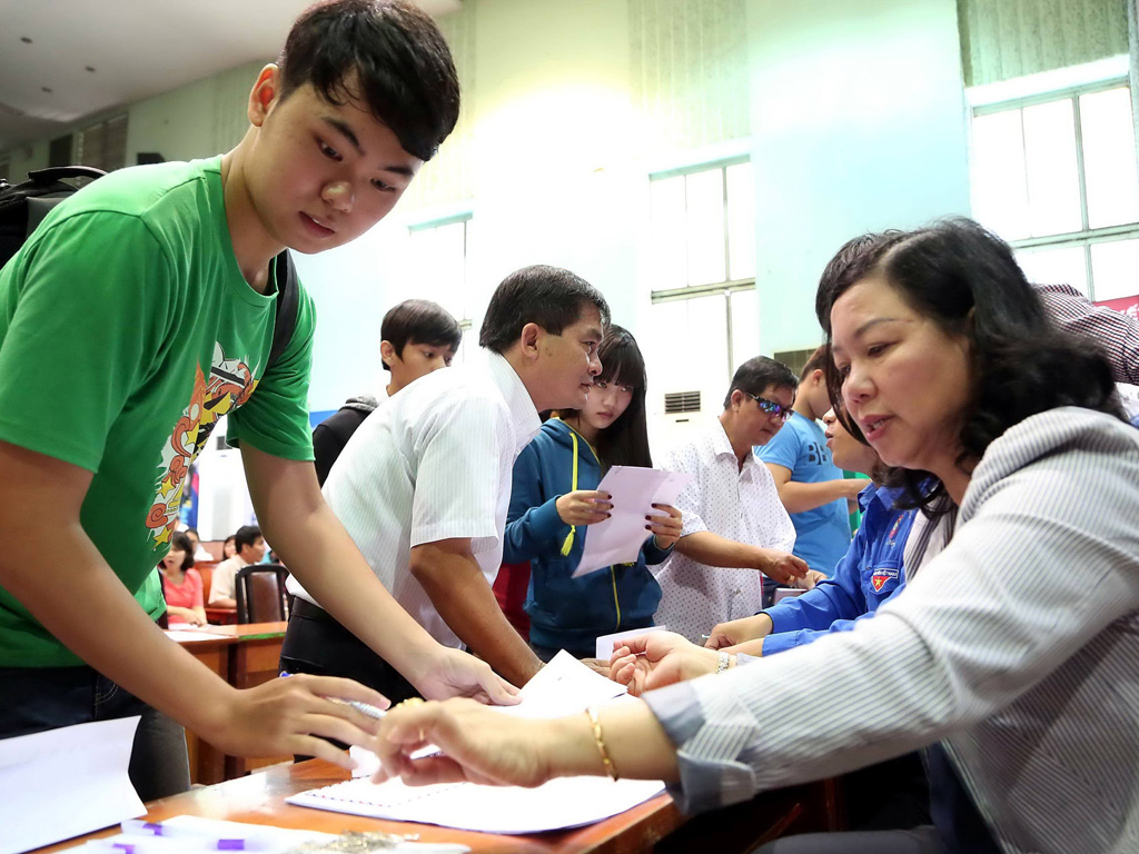 Thí sinh nộp hồ sơ xét tuyển vào các trường ĐH, CĐ năm 2015 - Ảnh: Đào Ngọc Thạch
