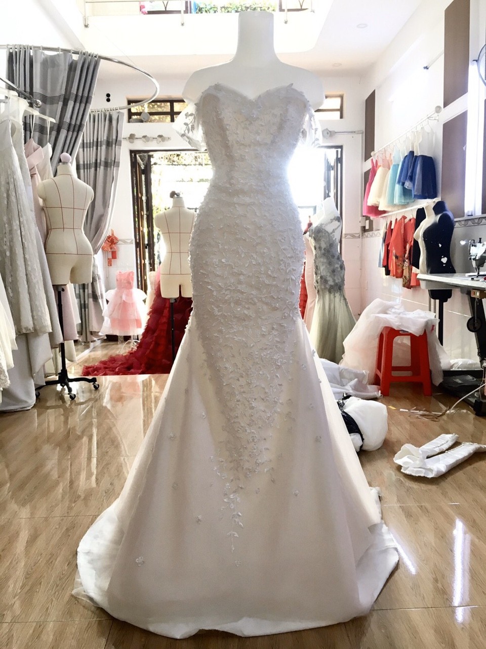 6 Lưu ý giúp trang trí tiệm áo cưới mê hoặc mọi cô dâu
