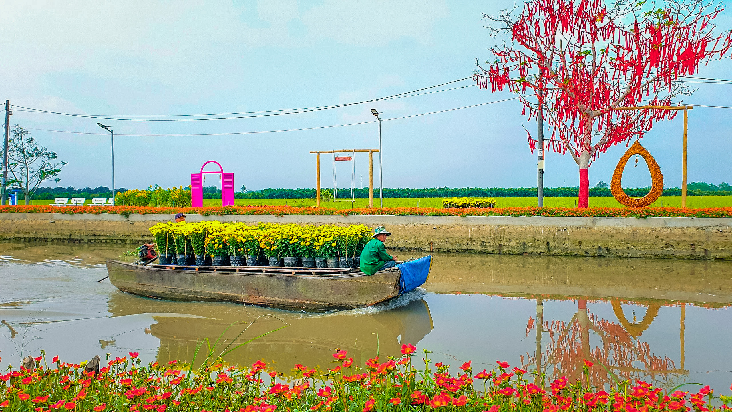 Ghe xuồng: Hình ảnh ghe xuồng đưa ta đến với một nét văn hóa truyền thống đầy ấn tượng của người Việt. Những hình ảnh cùng âm nhạc đặc sắc của câu lạc bộ ghe xuồng sẽ đưa bạn đến với một cuộc phiêu lưu trên dòng sông yên bình.