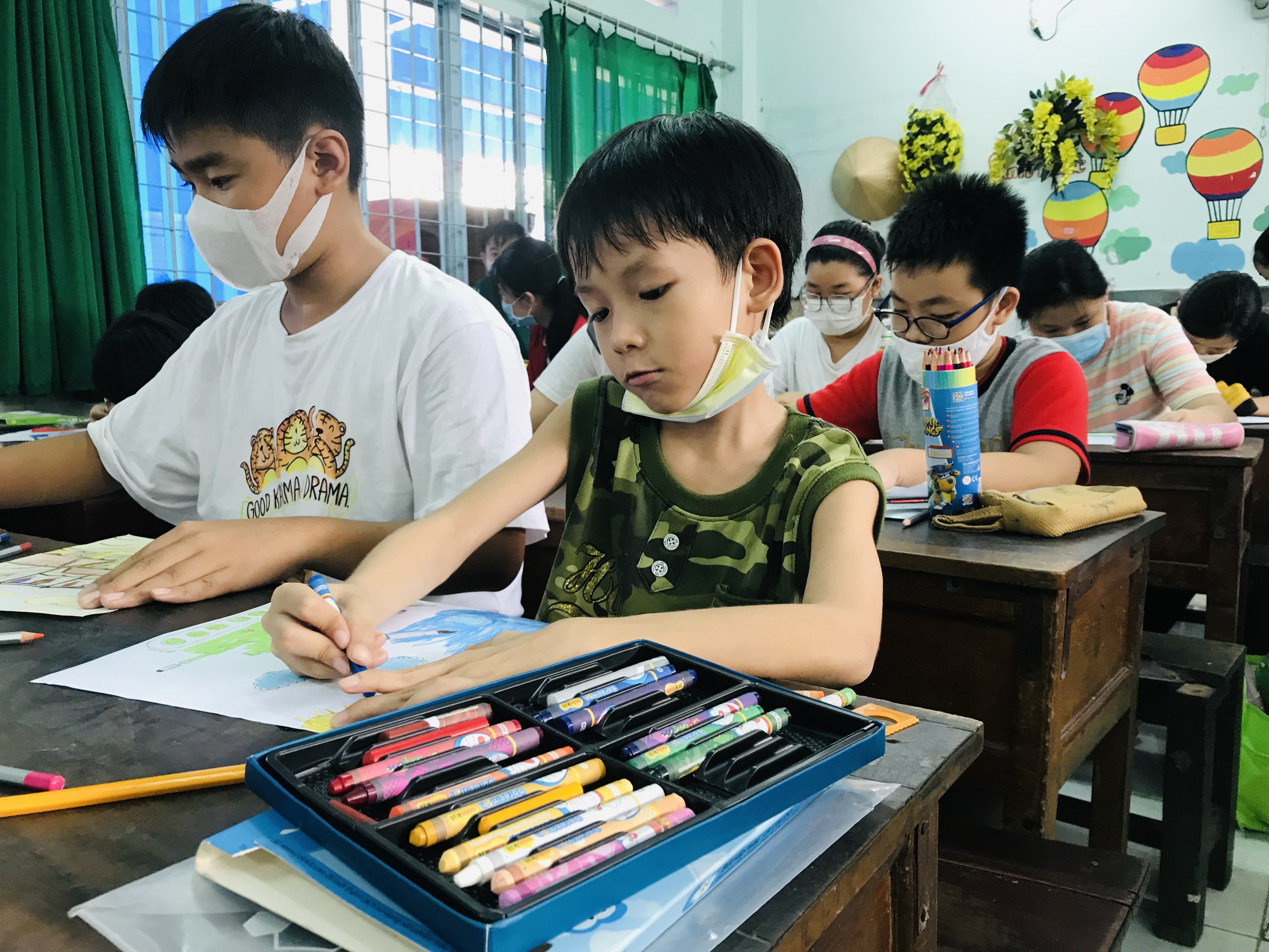 Bạn muốn bé yêu của bạn học vẽ nhưng lại không có nhiều nguồn tài nguyên? Hãy tìm hiểu về chương trình dạy vẽ miễn phí thiếu nhi của chúng tôi. Trẻ em sẽ được hướng dẫn bởi những giáo viên giàu kinh nghiệm và truyền đạt những kiến thức về vẽ tranh một cách dễ hiểu và thú vị. Hãy xem hình ảnh liên quan để mua sắm cho con bạn những bộ dụng cụ vẽ ngay hôm nay!