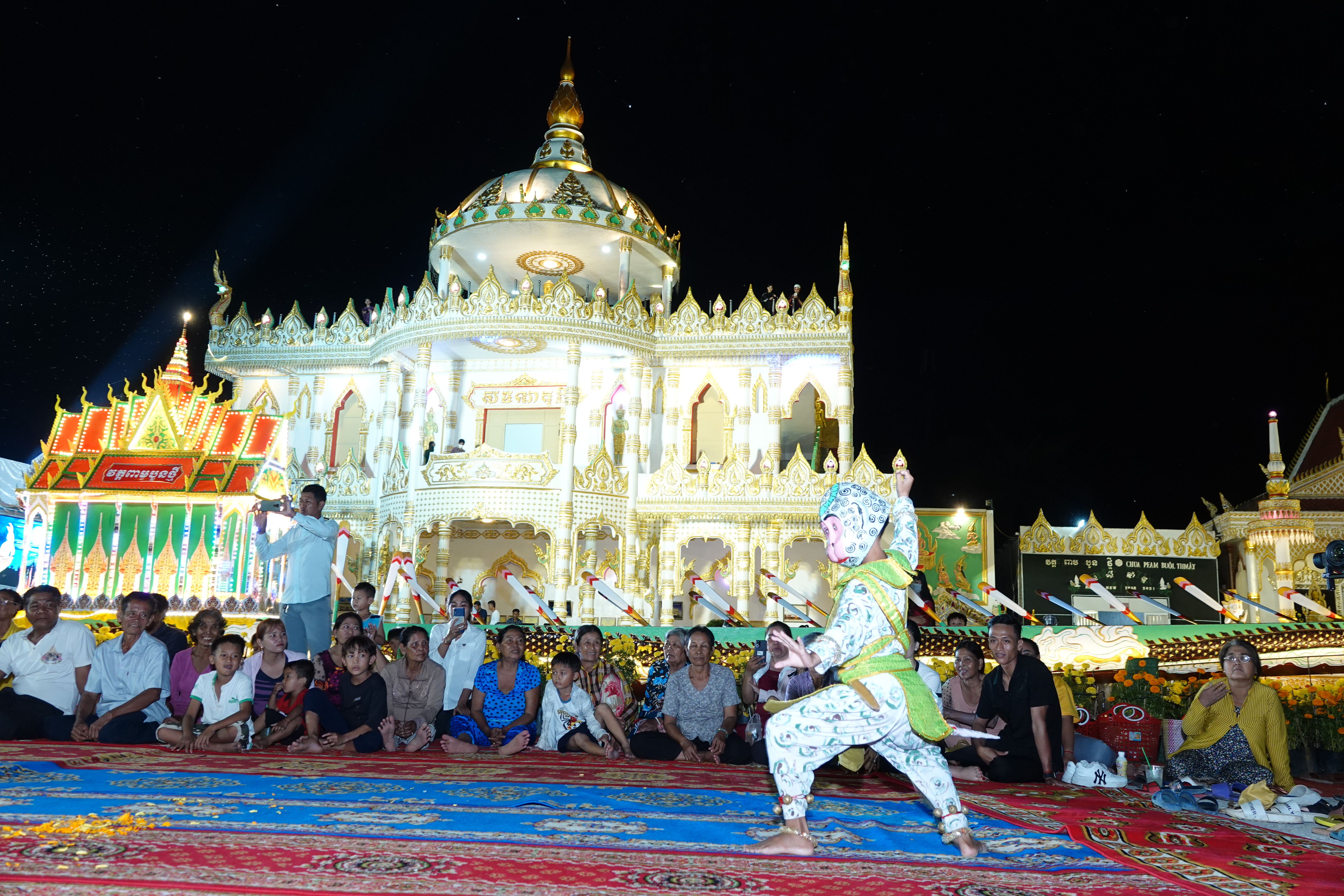 Lễ cúng trăng: Hãy cùng đón đợi những cảm xúc tuyệt vời tại lễ cúng trăng - một nghi thức truyền thống vô cùng độc đáo của dân tộc Việt Nam. Với không khí trang trọng, tinh tế và những câu chuyện huyền thoại quanh chiếc trăng tròn, bạn sẽ tìm thấy những giây phút đầy cảm hứng để sống động hóa nghi thức này.