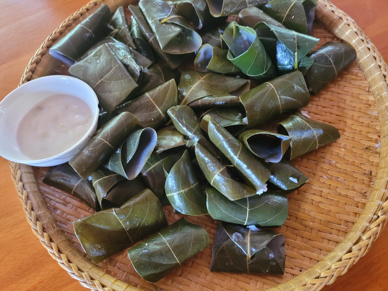 Bánh lá mít là một trong những món ăn đầy hương vị và mang đậm chất dân dã của miền quê Việt Nam. Nhìn hình ảnh liên quan, bạn sẽ cảm nhận được vị ngon tuyệt vời của bánh lá mít chắc chắn sẽ khiến bạn \