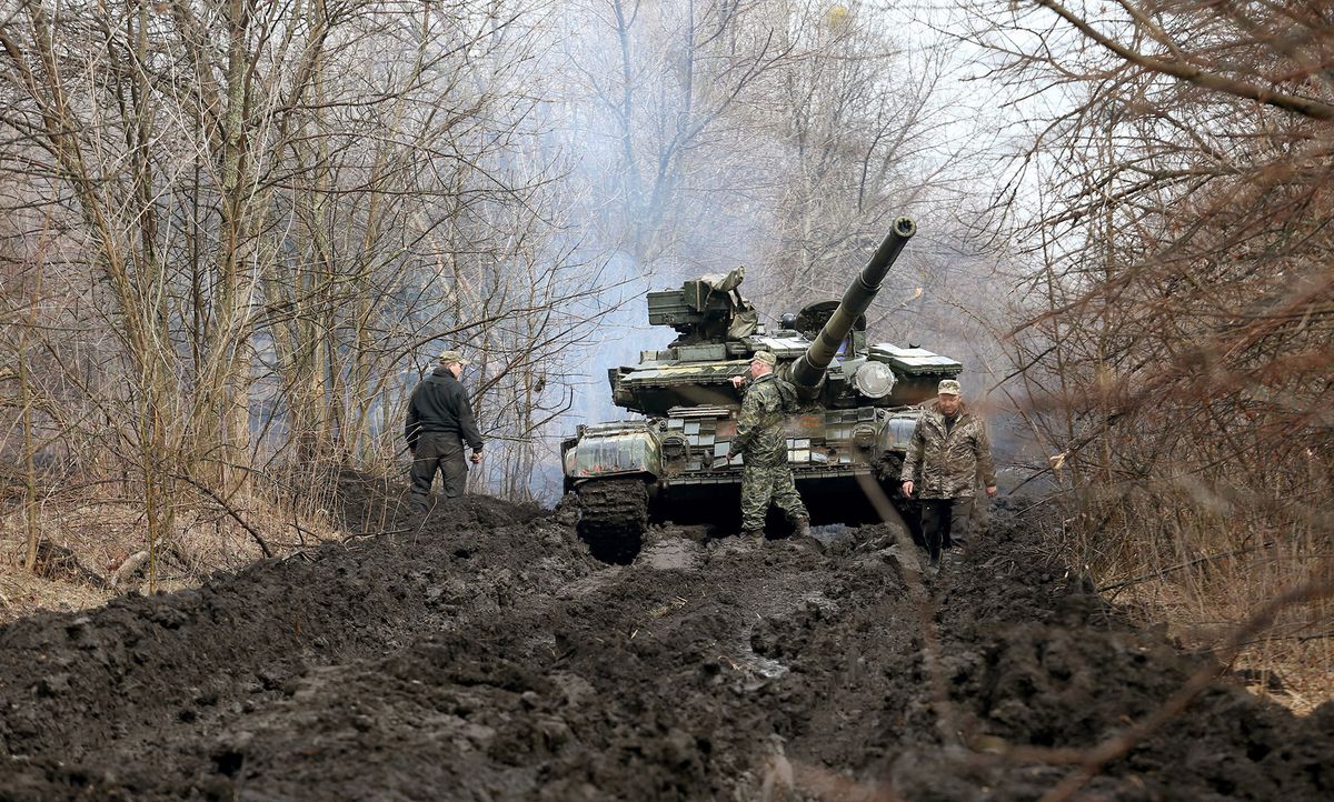 Rộ hình ảnh nghi Nga chuyển vũ khí chuẩn bị chiến tranh