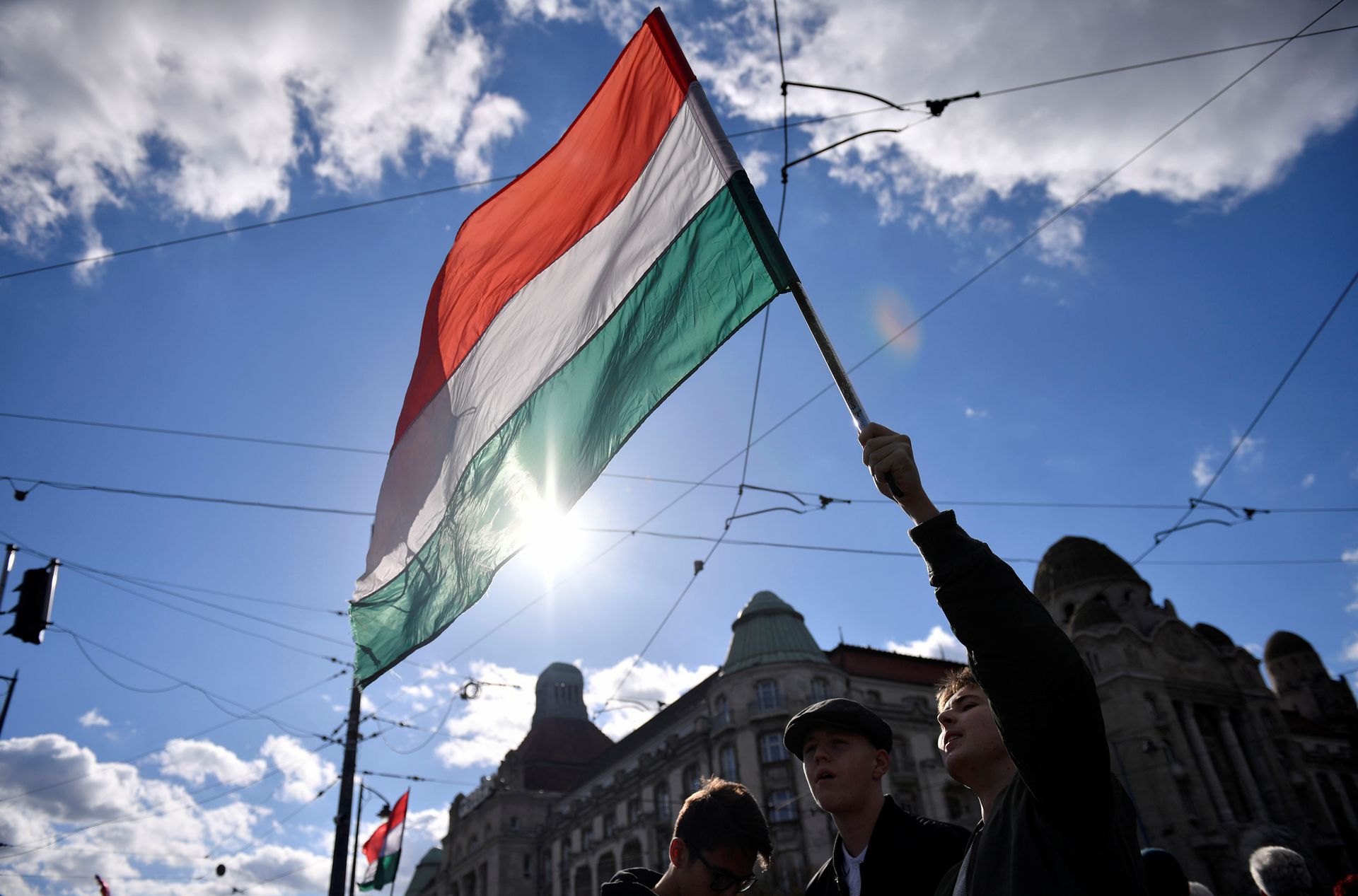 Pháp lý cờ Hungary được ban hành để đảm bảo rằng mọi người sử dụng lá cờ quốc gia của Hungary với trách nhiệm và tôn trọng. Chính quyền sẽ thực hiện các biện pháp cần thiết để bảo vệ sự linh thánh của lá cờ quốc gia này và cải thiện chất lượng cuộc sống của người dân Hungary.