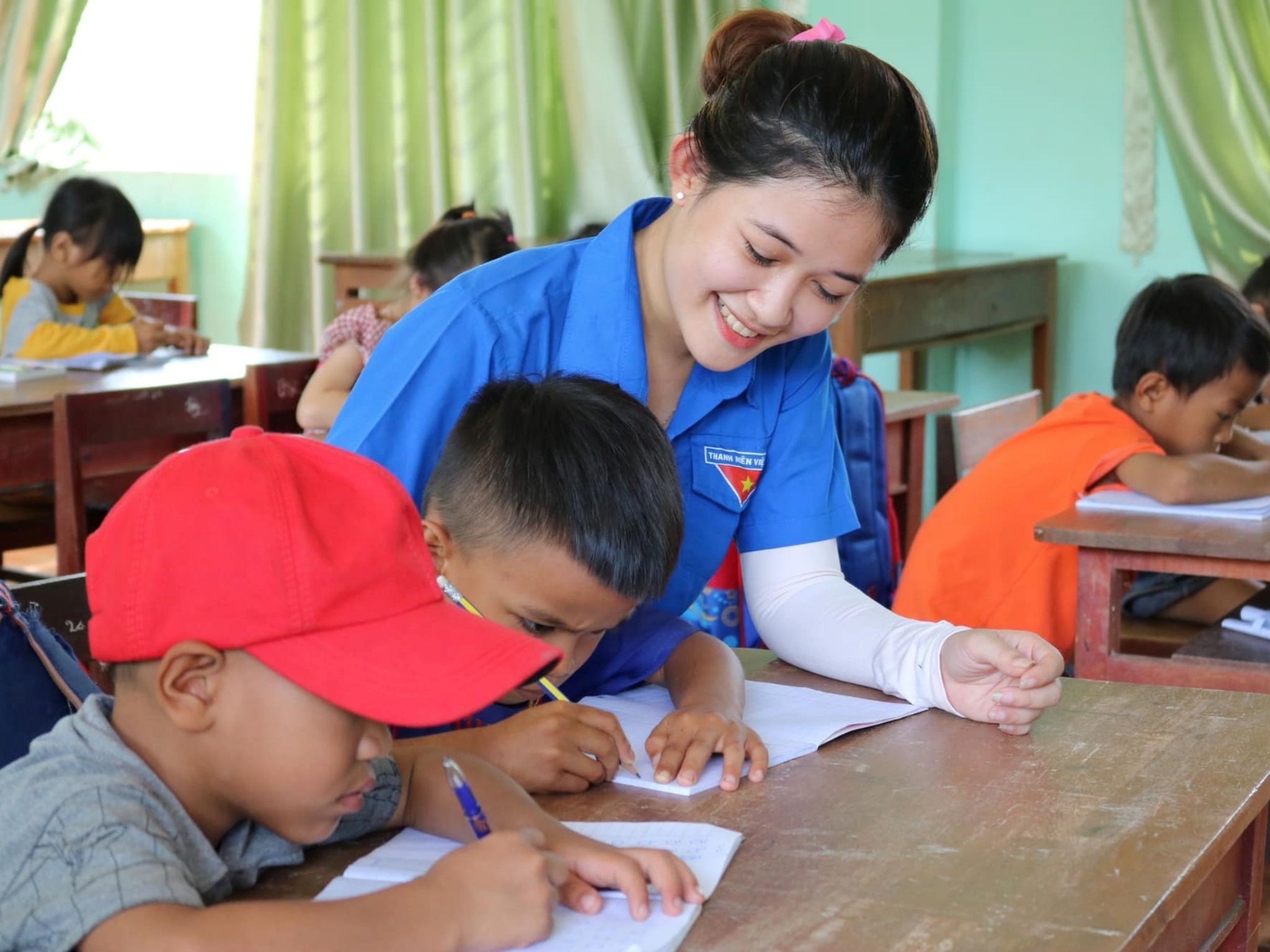 Hãy cùng xem hình về hoạt động tình nguyện tại Bình Định, nơi các tình nguyện viên đang nỗ lực mang lại niềm vui và sự ủng hộ cho cộng đồng. Đây là cơ hội tuyệt vời để chúng ta trải nghiệm những giây phút đầy ý nghĩa và sự đồng cảm với những người cần được giúp đỡ.