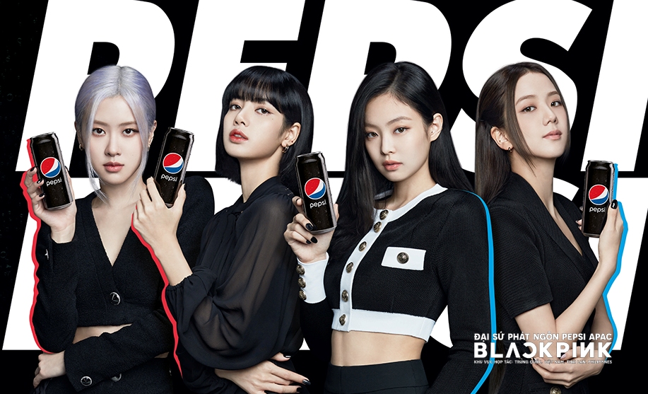 Poster album mới của Blackpink đang tạo nên cơn bão mạng với những hình ảnh quyến rũ và đầy thời trang. Pepsi cũng không nằm ngoài xu hướng, mang đến cho bạn những bức ảnh từ phiên bản giới hạn đặc biệt, tràn đầy sức hút và cá tính.