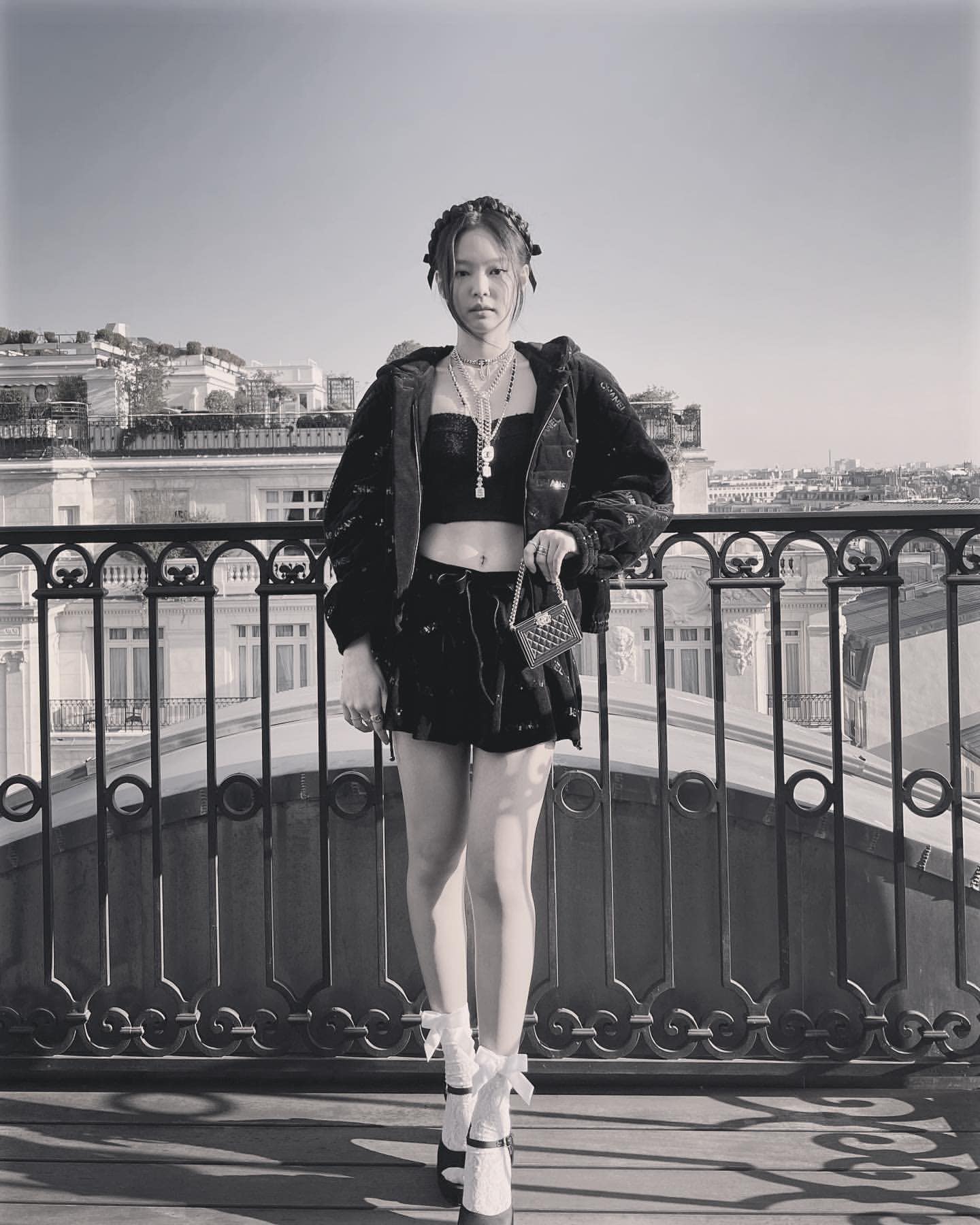 Hãy cùng khám phá hình ảnh Jennie, thành viên của nhóm nhạc nổi tiếng BlackPink, đến khám phá thành phố tình yêu Paris tuyệt đẹp qua góc nhìn chiêm ngưỡng cảnh quan và văn hóa đặc trưng.