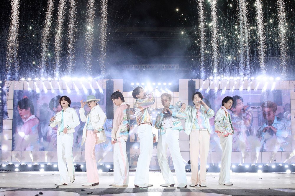 ARMY vỡ òa vì được BTS 'thưởng' hậu hĩnh trong đêm diễn mở đầu tour 'Love  Yourself' | Giải Cống hiến