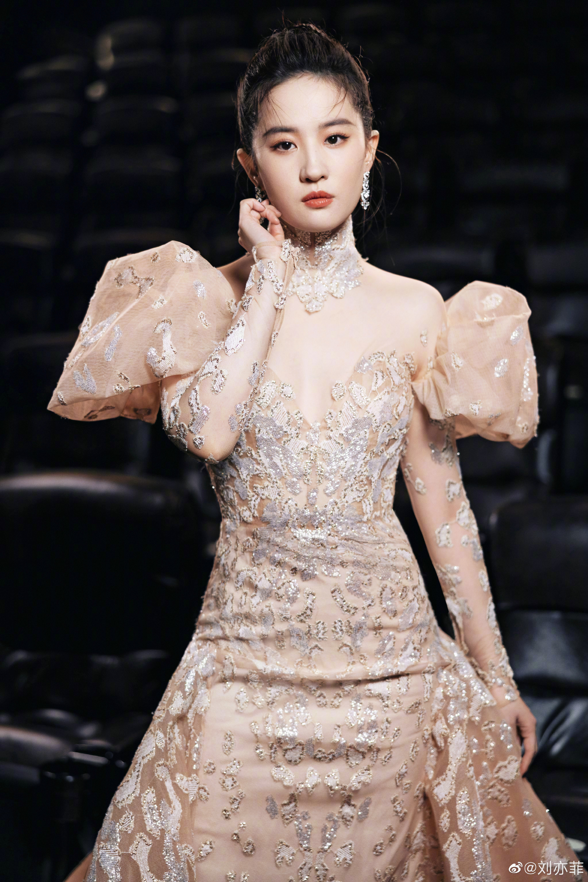 Hãy xem hình ảnh của Lưu Diệc Phi, một trong những nữ diễn viên hàng đầu của Trung Quốc. Với nhan sắc quyến rũ và tài năng diễn xuất, cô đang là ngôi sao được yêu thích và theo dõi nhất hiện nay.
