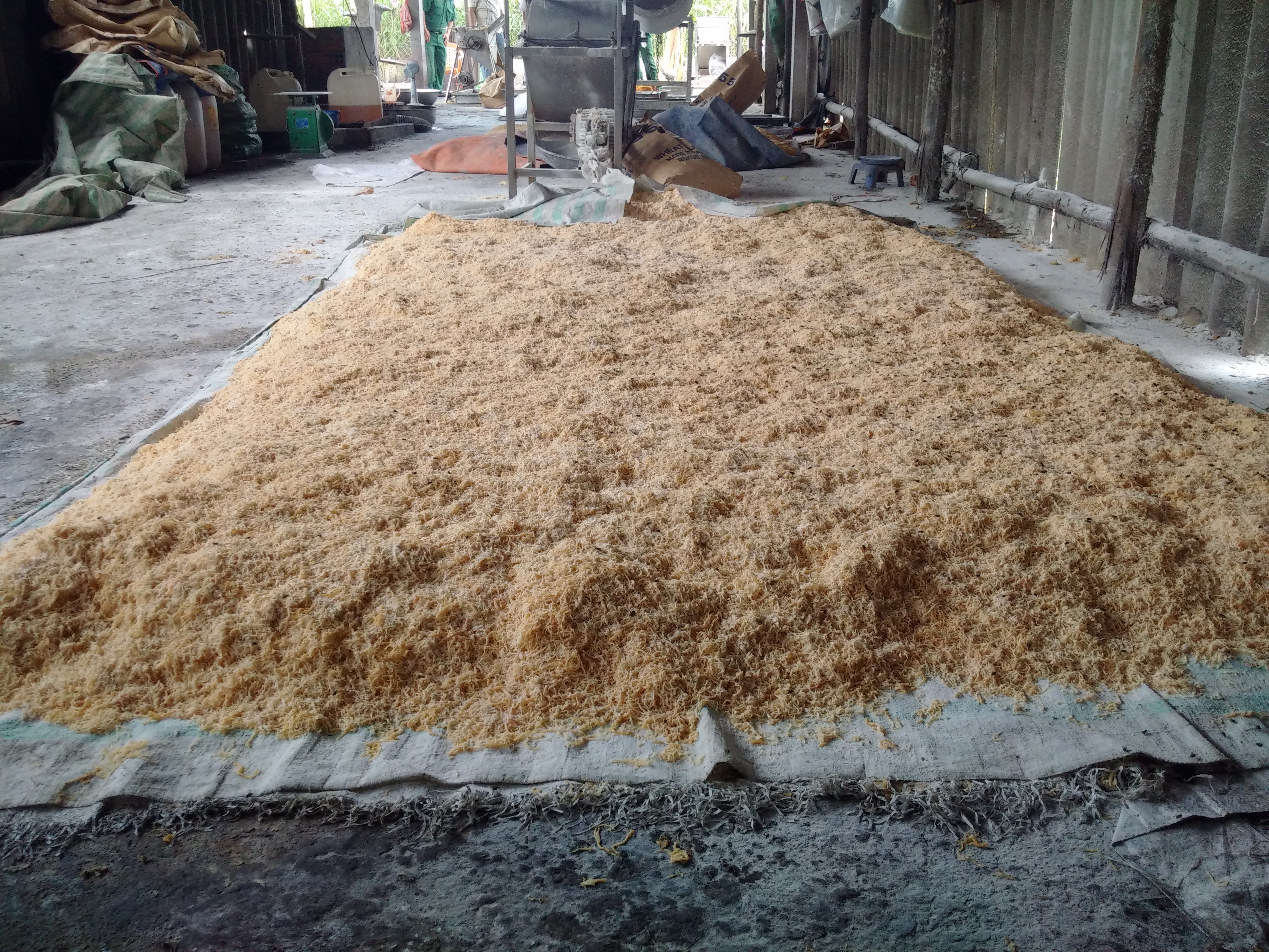 Chà bông sau khi chế biến được để dưới sàn nhà cáu bẩn