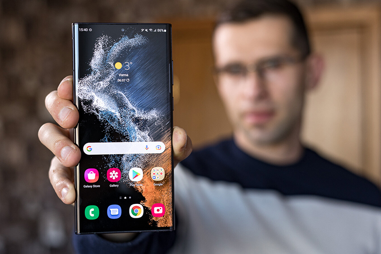 Khám phá trải nghiệm màn hình Infinity-O với những chiếc smartphone Samsung với thiết kế viền siêu mỏng. Đó là hiệu suất đa nhiệm và chất lượng hình ảnh tuyệt vời, cho phép bạn xem nội dung một cách toàn diện hơn bao giờ hết.