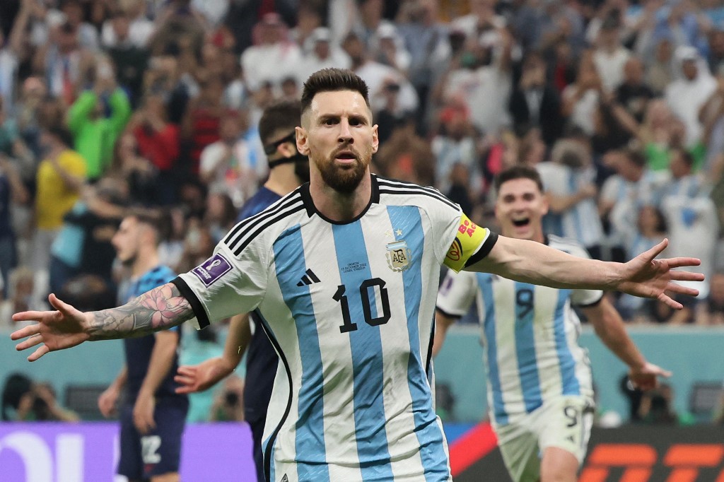 Đến trận chung kết World Cup 2022, Messi không hề thua kém các đối thủ. Những bàn thắng đẳng cấp đã giúp anh ta có mặt trong trận đấu cuối cùng và giành chiến thắng. Hãy cùng xem Messi tỏa sáng trên sân cỏ trong trận đấu quyết định của giải World Cup.