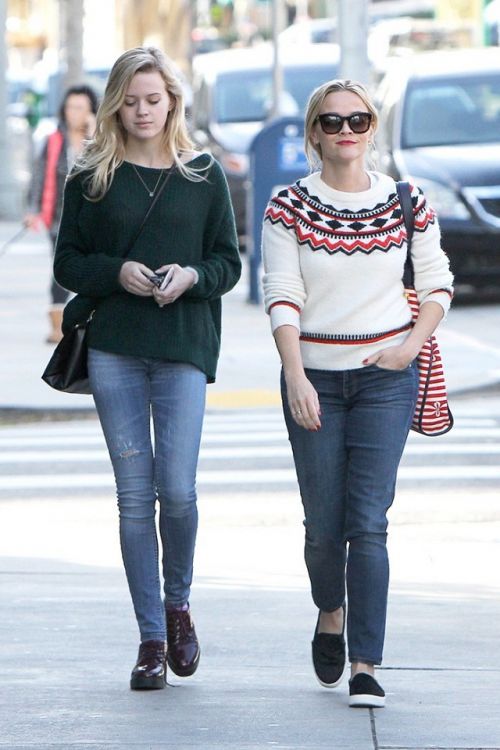 1 reese-witherspoon-and-her-daughter