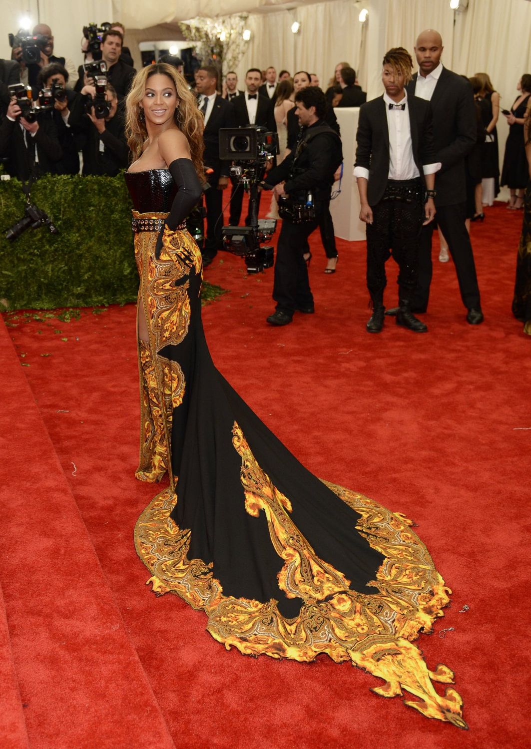 Beyoncé-had-crowd-transfixed-her-arrival-her-Givenchy