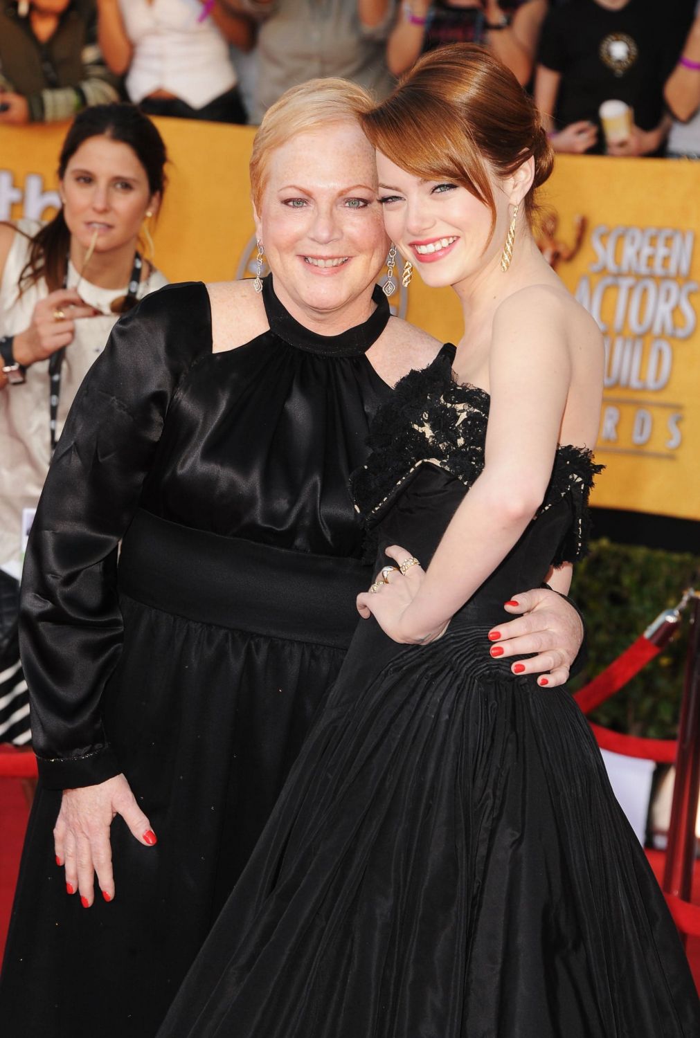 Emma-Stone-her-mom-Krista-made-smiley-pair-red-carpet