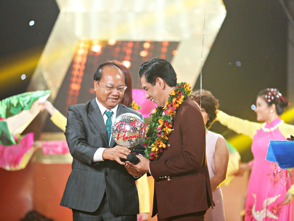 10.Ong Le Quang Nguyen trao cup Quan quan cho Duc Minh
