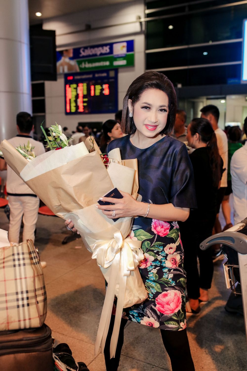 DAM VINH HUNG RA SAN BAY DON HUONG LAN 14