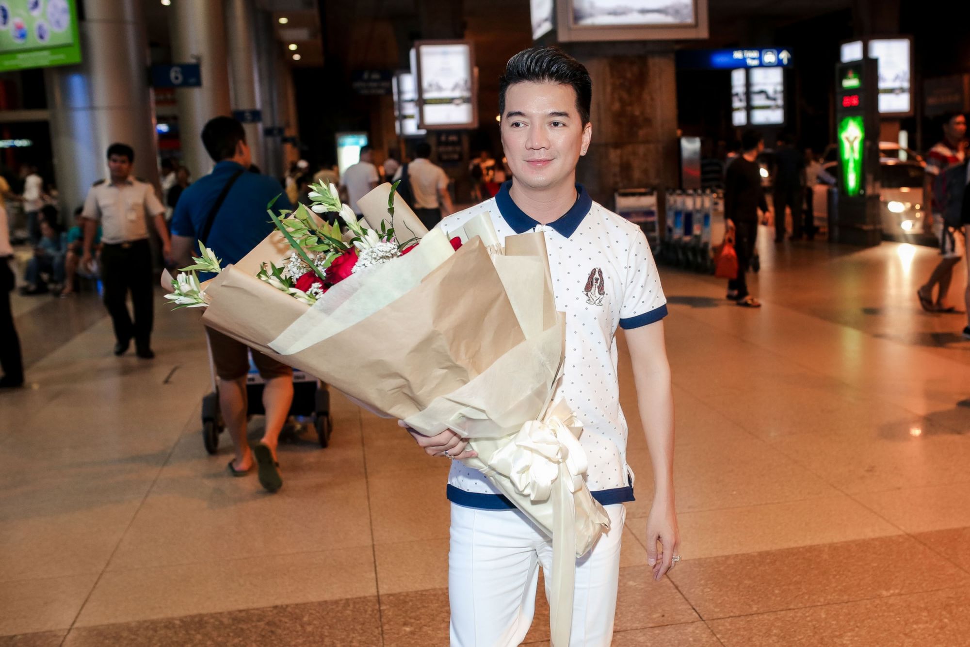 DAM VINH HUNG RA SAN BAY DON HUONG LAN 2