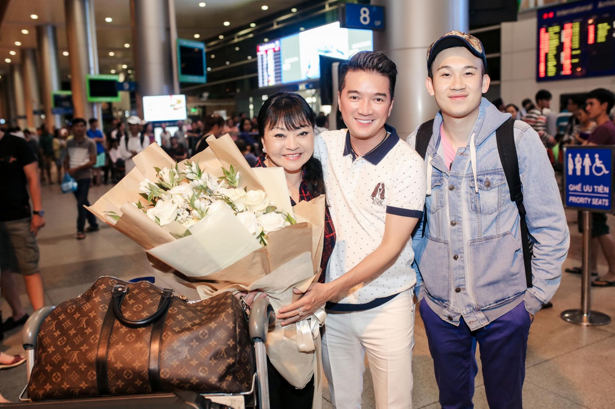 DAM VINH HUNG RA SAN BAY DON HUONG LAN 48