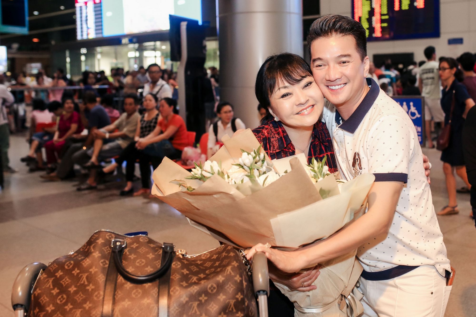 DAM VINH HUNG RA SAN BAY DON HUONG LAN 55