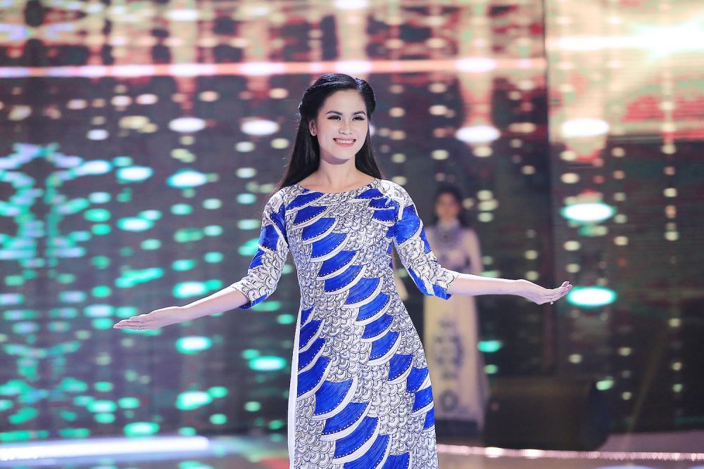 1. Cac thi sinh bieu dien catwalk voi ao dai 20