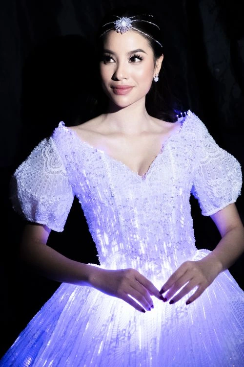 Hoa hau Pham Huong 11