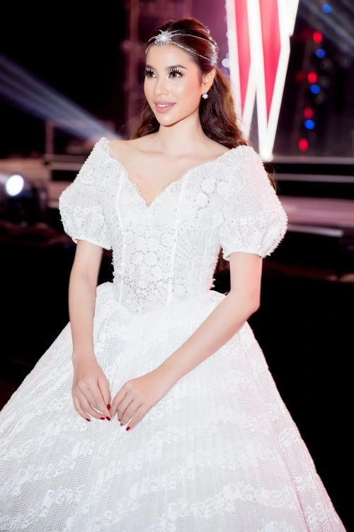 Hoa hau Pham Huong 12