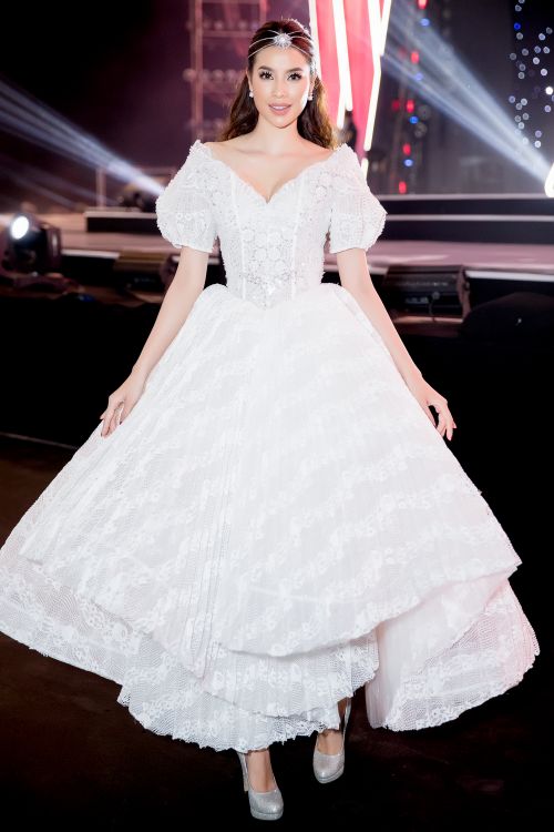 Hoa hau Pham Huong 14