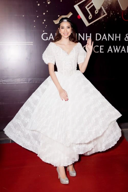 Hoa hau Pham Huong 2