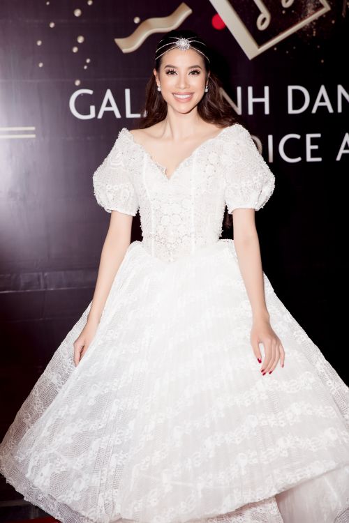 Hoa hau Pham Huong 4