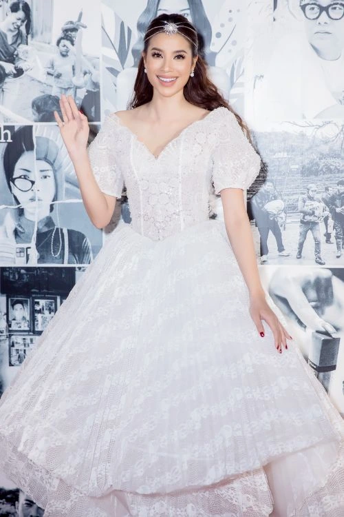 Hoa hau Pham Huong 7